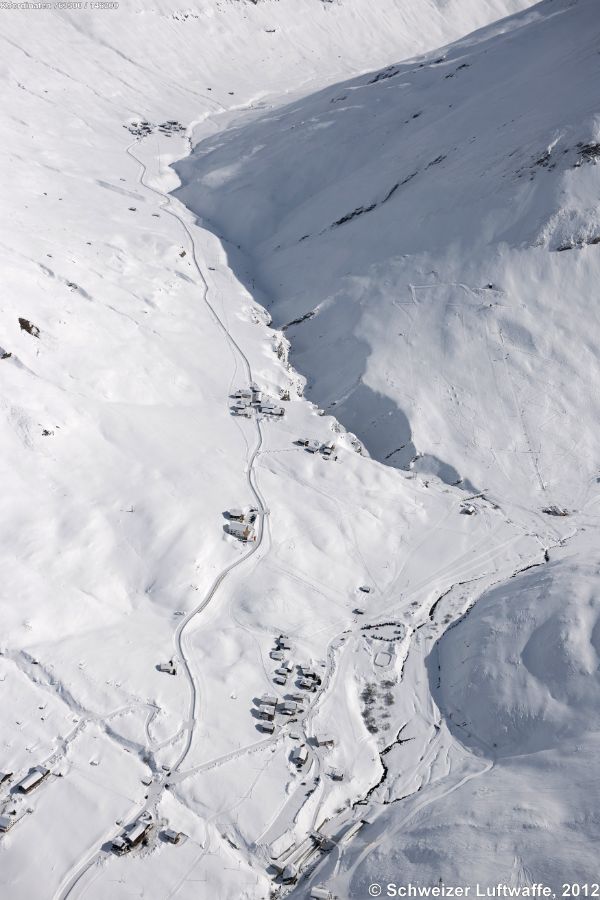 Hotel Bergalga (2 Häuser Bildmitte. Position 2'762'482.96, 1'146'494.95), der Strasse nach aufwärts Rchtg E: Podestatsch Hus, südlich davon Skilift Bergalgaböda - Cawetta. Siedlung untere Bildmitte: Louretsch Hus, SE davon Skilift von Gorisch Hus (mit Autoparkplatz) zum Hotel Bergalga.